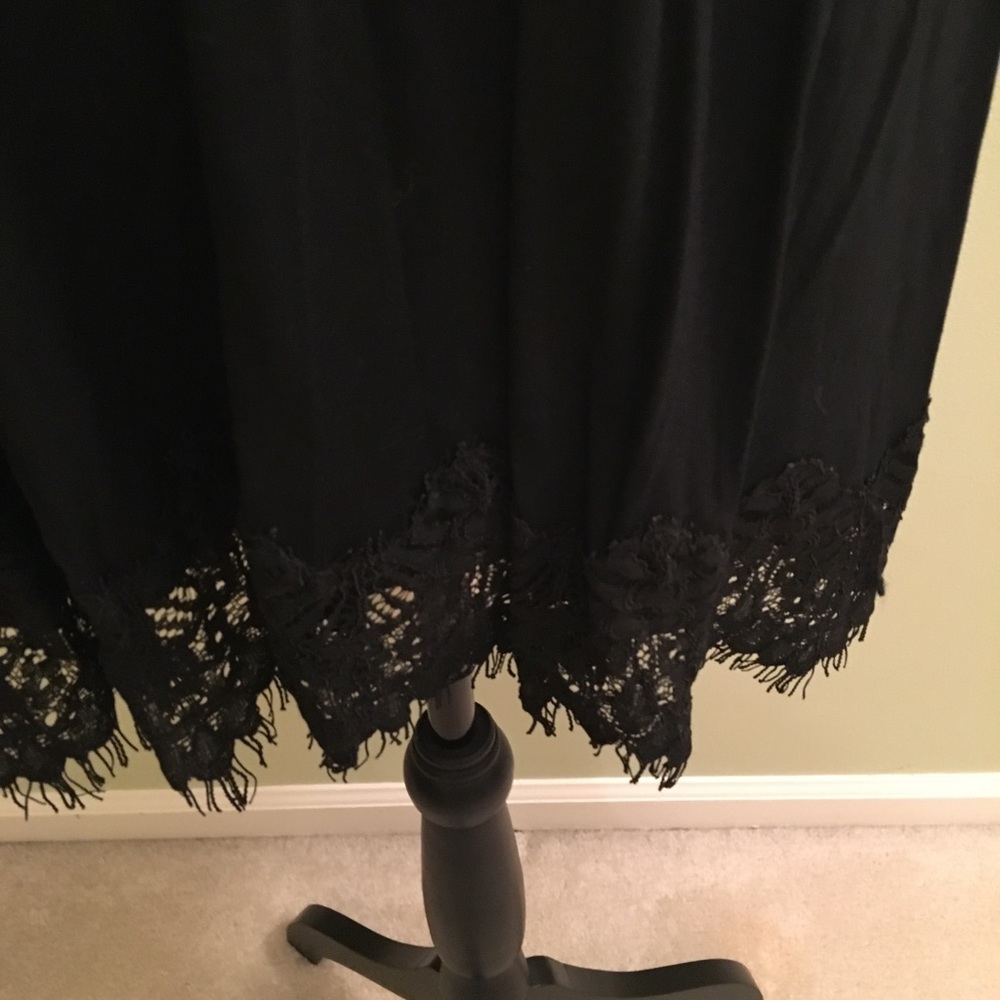 NWT Extender‎ Tank with Lace on Bottom Hem, Black, Size Large - Picture 3 of 4